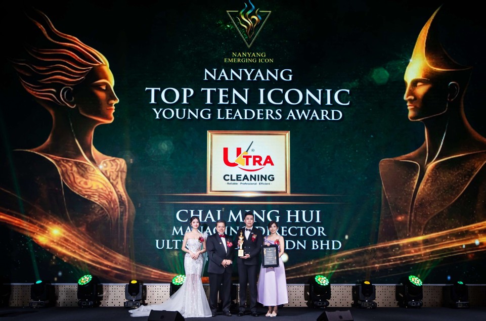 Ultra Cleaning founders receiving the Nanyang Iconic Young Leaders Award