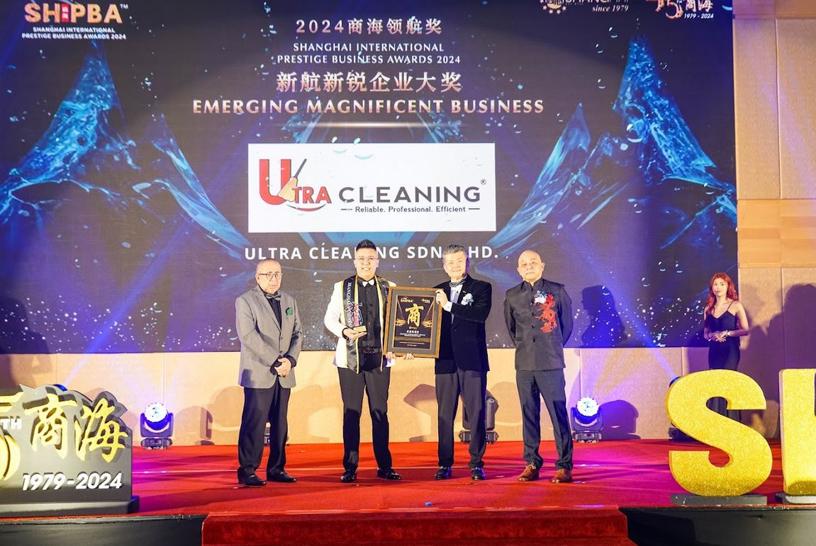 Ultra Cleaning founder receiving the SHIPBA Award