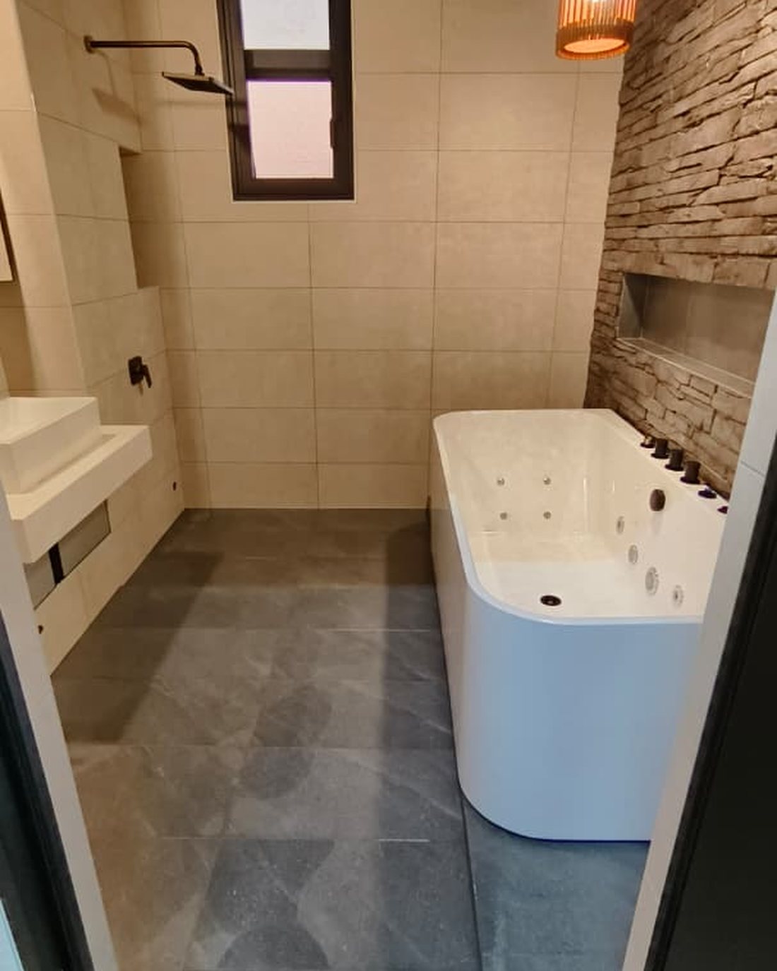 Feature bathtub suite after Ultra Cleaning